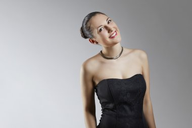 Siyah korse neşeli genç kadın