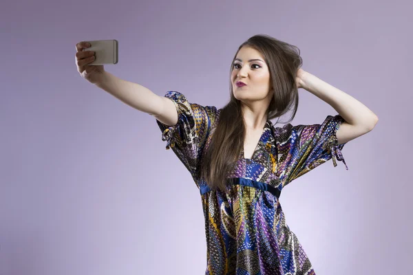 Joven asiática mujer tomando foto de sí misma — Foto de Stock