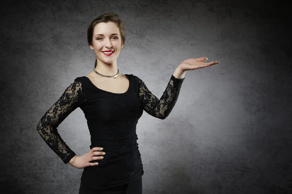 Mujer joven sonriente con la mano levantada — Foto de Stock