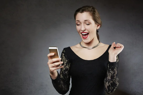 Giovane donna sorpresa che riceve messaggi di testo — Foto Stock