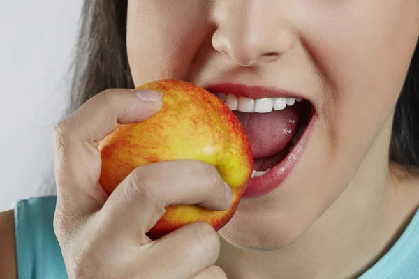 Primo piano della donna che mangia mela sana — Foto Stock