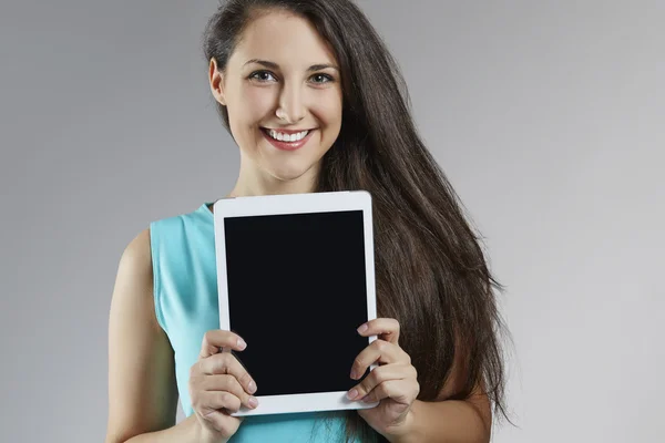 Mulher bonita com tablet digital — Fotografia de Stock