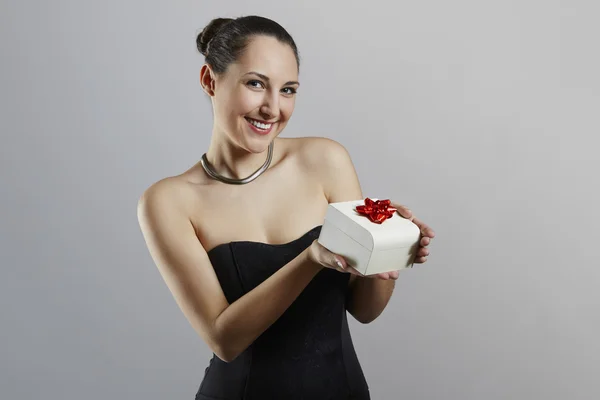 Aantrekkelijke vrouw met doos van de gift — Stockfoto