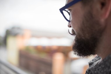 Kıvrılmış kadar bıyık