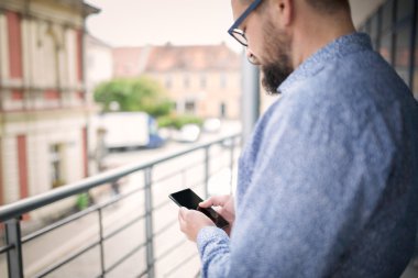 İş yerinde mola sırasında akıllı telefon kullanma