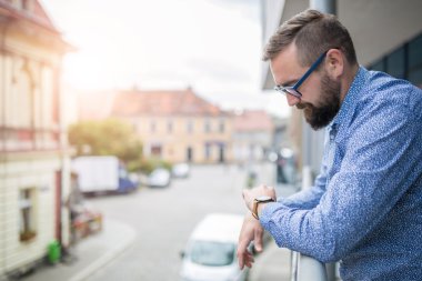 Bekliyor, hala bekliyorum