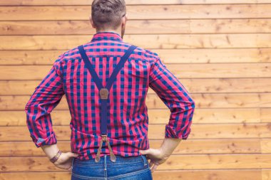 Adamın geri ahşap bir duvara