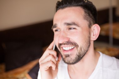 Samimi adam telefonda eğleniyor