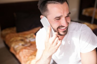 Bir kocaman bir gülümseme ve güzel telefon görüşmesi ile güne başlayın