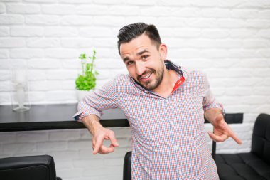 Kendine güvenen delikanlı iyi vakit geçiriyor