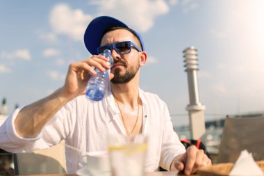 Su sıcak öğleden sonra yenileme