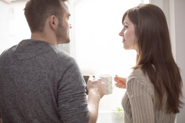 Genç insanlar kahvelerini evli