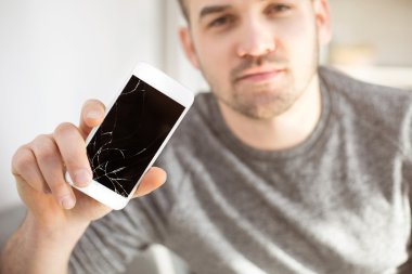 Hareket eden telefon ile değmek perde üzgün adam gösterilen çöktü