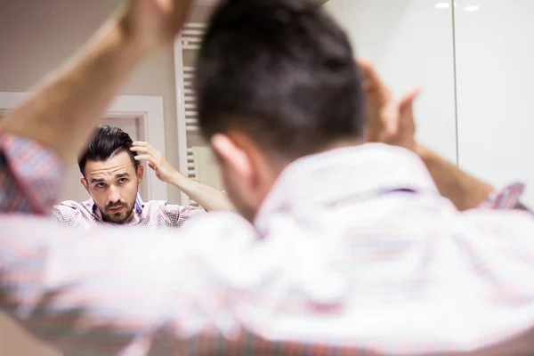 Os homens também usam cosméticos capilares — Fotografia de Stock