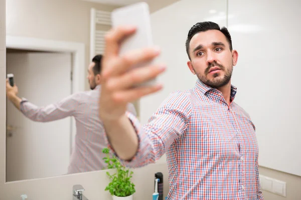 Latine macho prendre selfie dans salle de bain — Photo