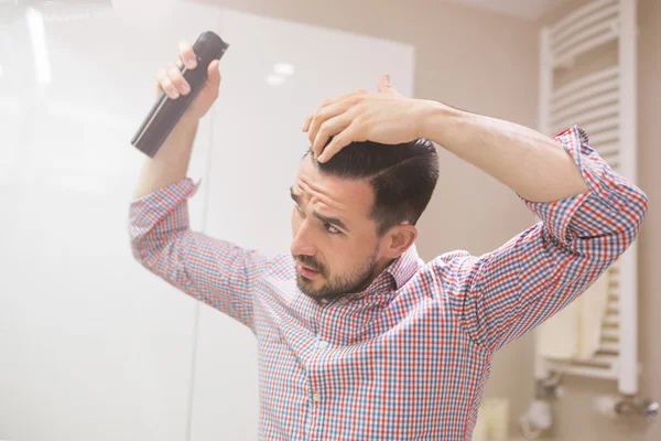 Preservar el peinado con cosméticos para el cabello —  Fotos de Stock