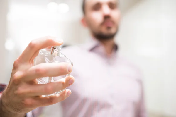 Using cologne water — Stock Photo, Image