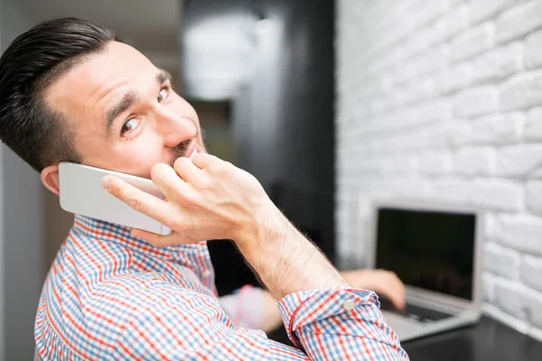 Zakelijke telefoongesprek in keuken — Stockfoto