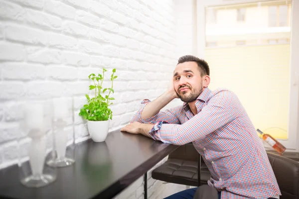 Hombre aburrido esperando la cena en la cocina — Foto de Stock