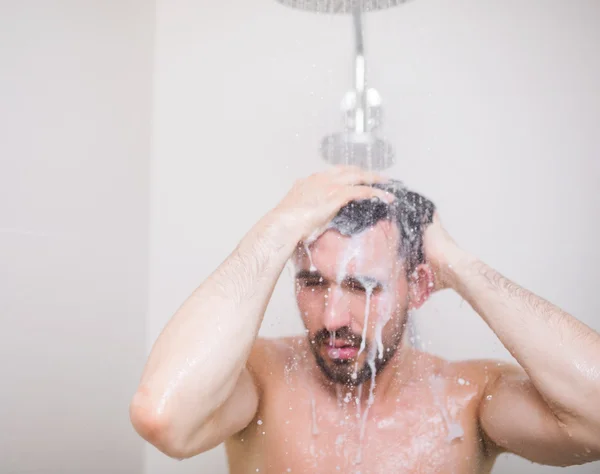 Hombre Lavando el cabello —  Fotos de Stock