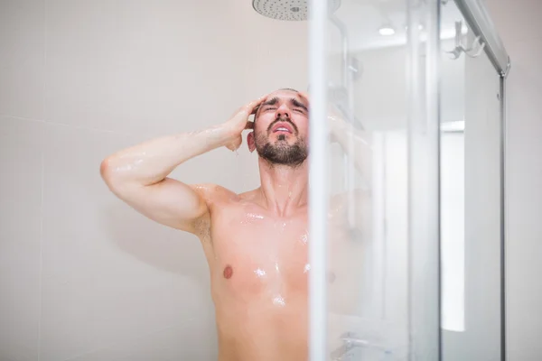 Hombre en el baño en la ducha —  Fotos de Stock