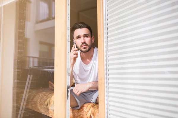 Homem focado falando ao telefone — Fotografia de Stock