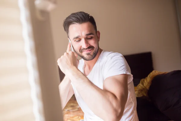 Bonito latino homem mostrando bíceps — Fotografia de Stock