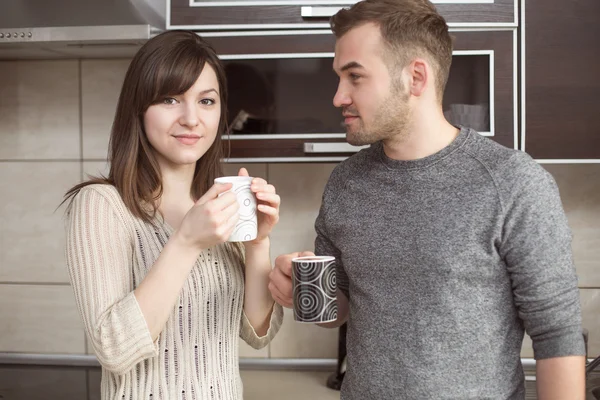 Молодая пара пьет кофе — стоковое фото
