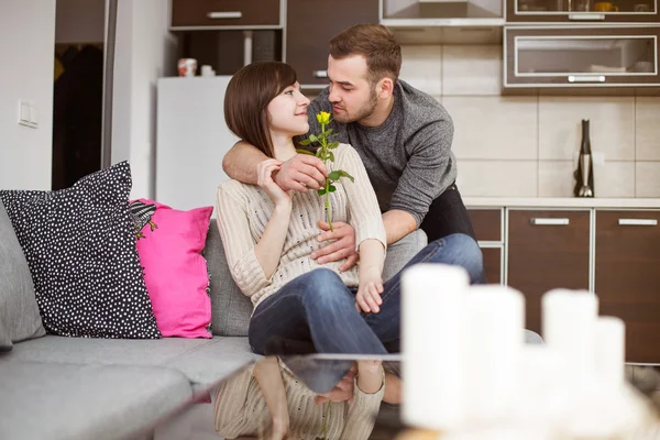 Man en vrouw knuffelen op de Bank — Stockfoto