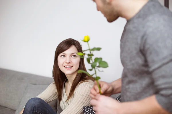 Frau erhält Blume von Mann — Stockfoto