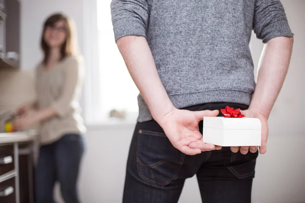 Hombre de pie y sosteniendo caja de regalo blanca detrás de su espalda —  Fotos de Stock