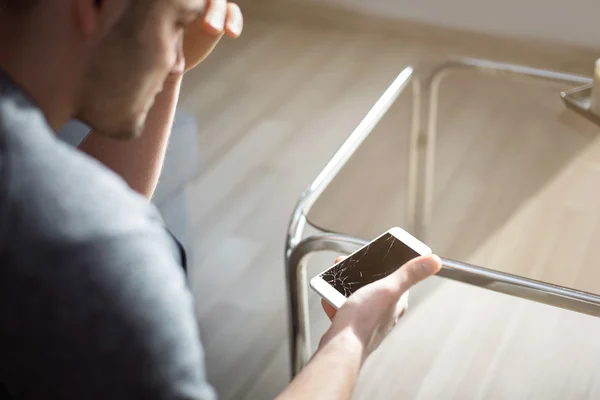 Kederli adam tutarak akıllı telefon hasar