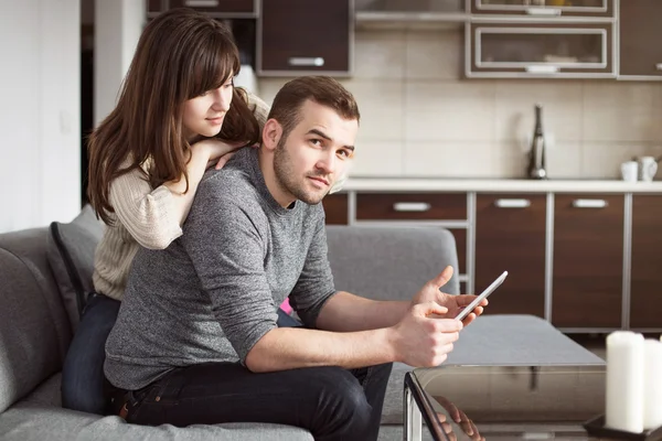 Hombre y mujer con tableta digital — Foto de Stock