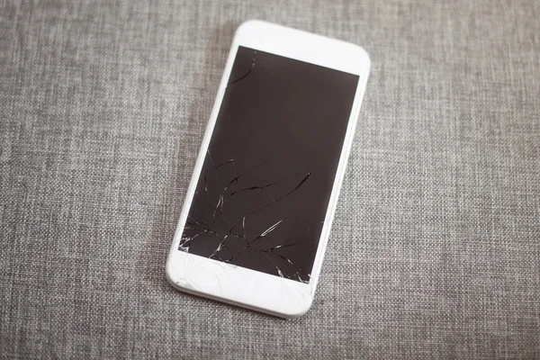 Düşen beyaz akıllı telefon dokunmatik ekran ile