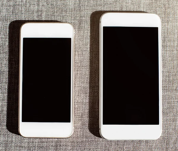 Comparación de dos teléfonos inteligentes blancos — Foto de Stock