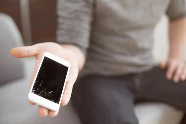 Mann zeigt zerstörtes weißes Smartphone — Stockfoto