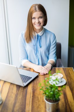 Ücretsiz internet kafede eğleniyor