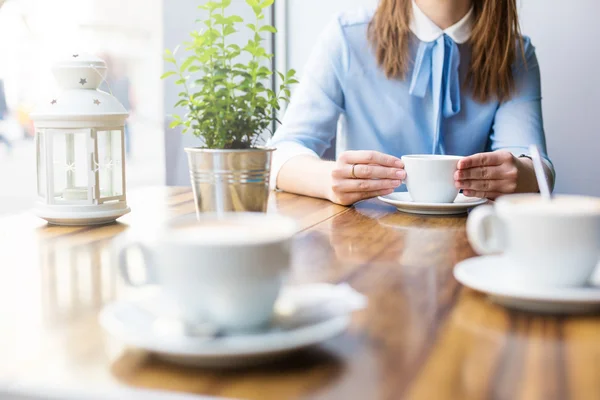 Mujer en la mesa en el café con café con leche — Foto de Stock