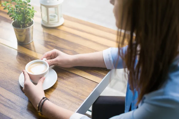 Mujer tomando café con leche en la cafetería — Foto de Stock