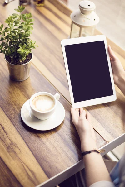 Surfat på digital tablet i café — Stockfoto