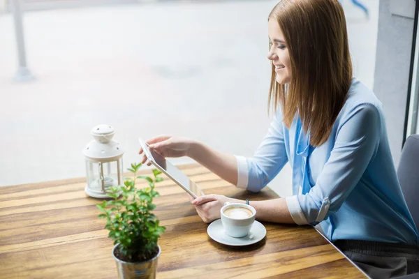 Utilisation du wi-fi gratuit dans le café — Photo