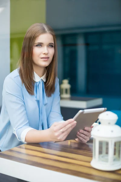 Mujer navegando por la red en la cafetería — Foto de Stock