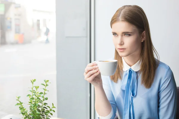 Mujer atractiva tomando una taza de mocca en la cafetería — Foto de Stock