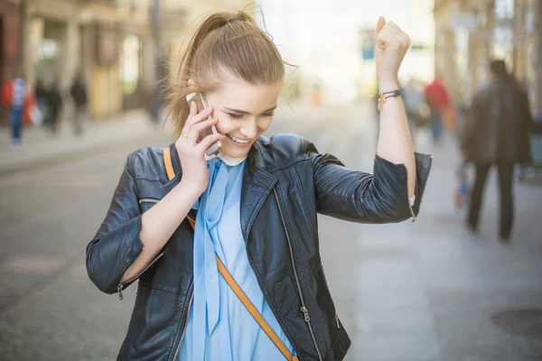 Úspěšná žena mluví po telefonu na ulici — Stock fotografie