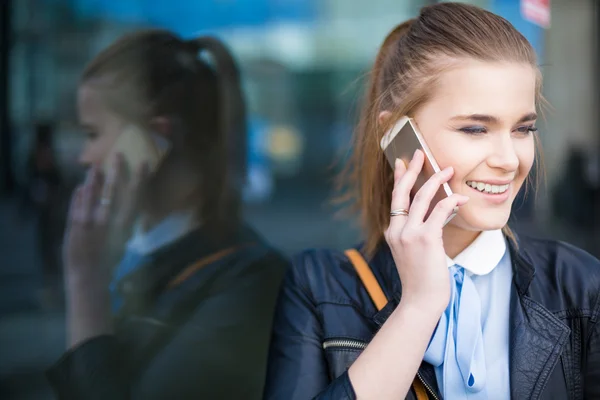 Op de telefoon in een stad — Stockfoto