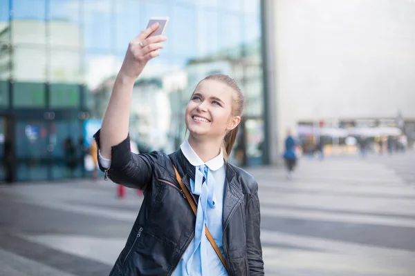 Mulher alegre tomando selfie no centro da cidade — Fotografia de Stock