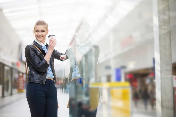 Caminhando no shopping com xícara de café — Fotografia de Stock