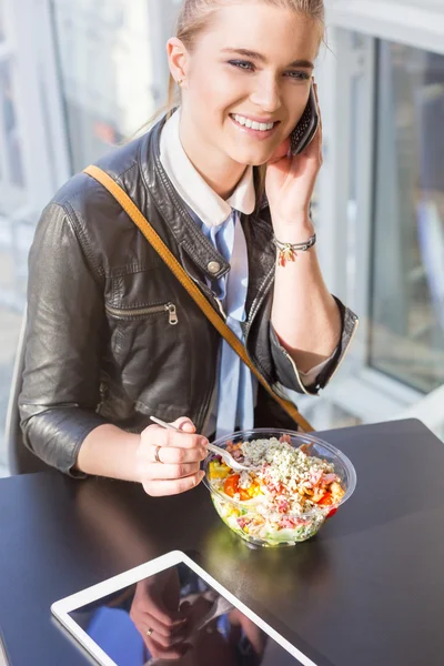 Comer ensalada saludable y hablar por teléfono — Foto de Stock