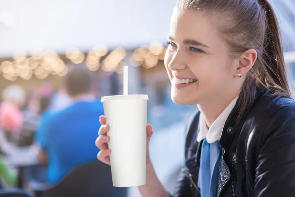 Mujer en restaurante de comida rápida bebiendo coca — Foto de Stock