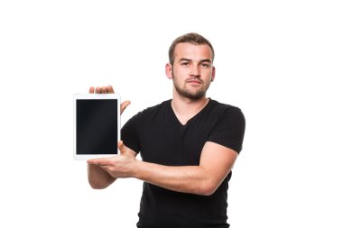 Kendine güvenen adam bir tablet sunulması